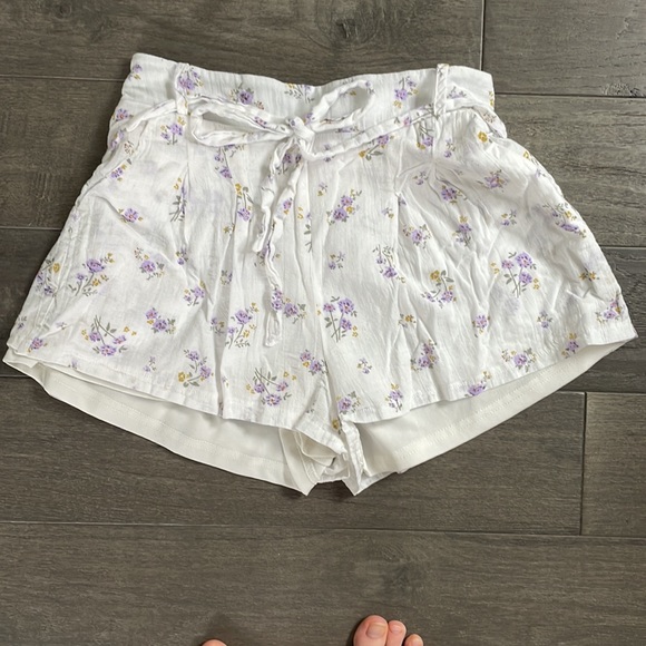 - flowy floral shorts - Picture 2 of 3